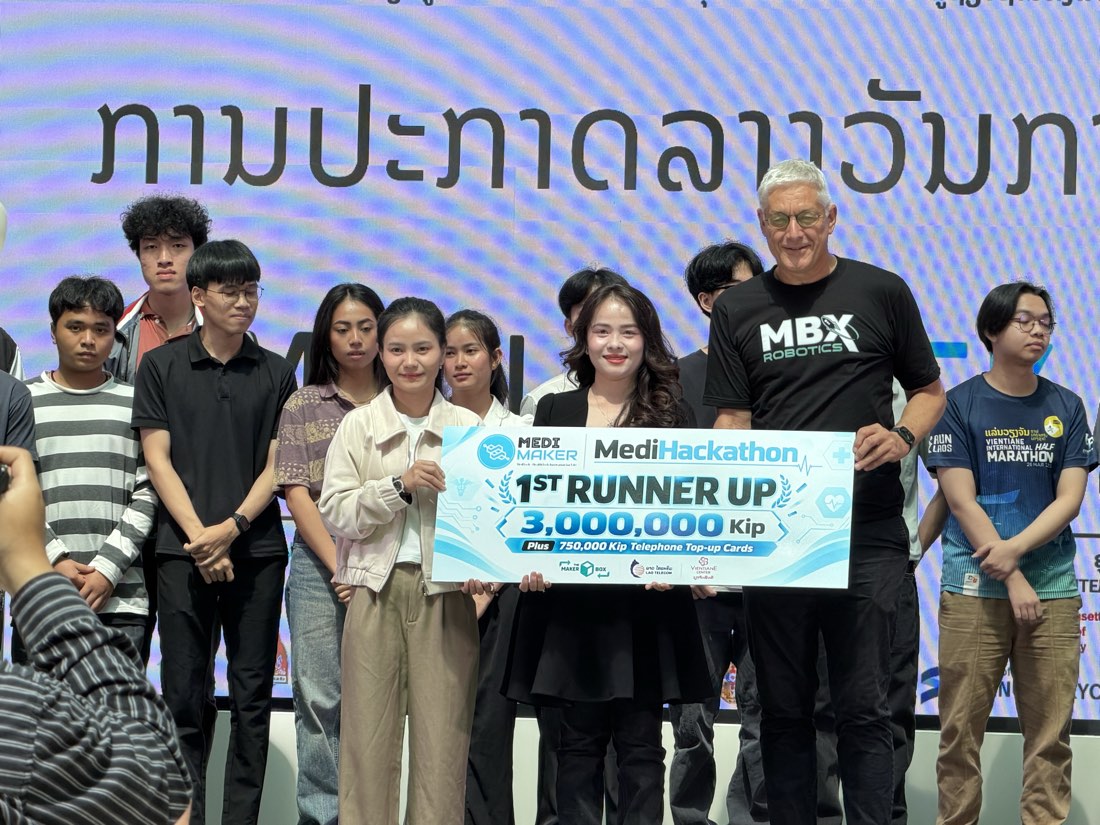 LaoPadit holding the MediHackathon 1st Runner Up cheque